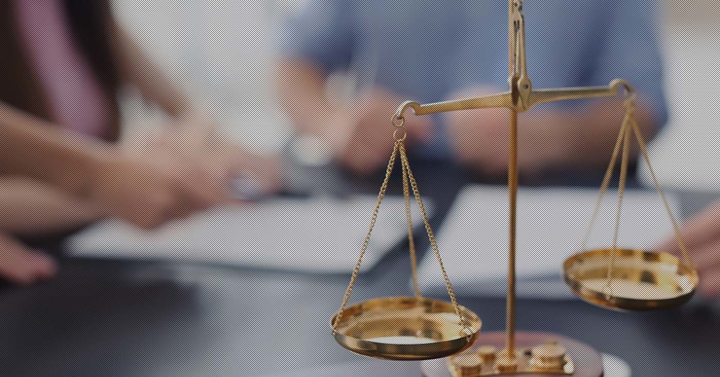 Весы правосудия крупным планом